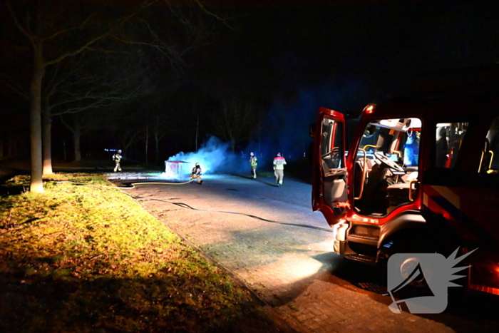 Brandweer blust brandende dixi