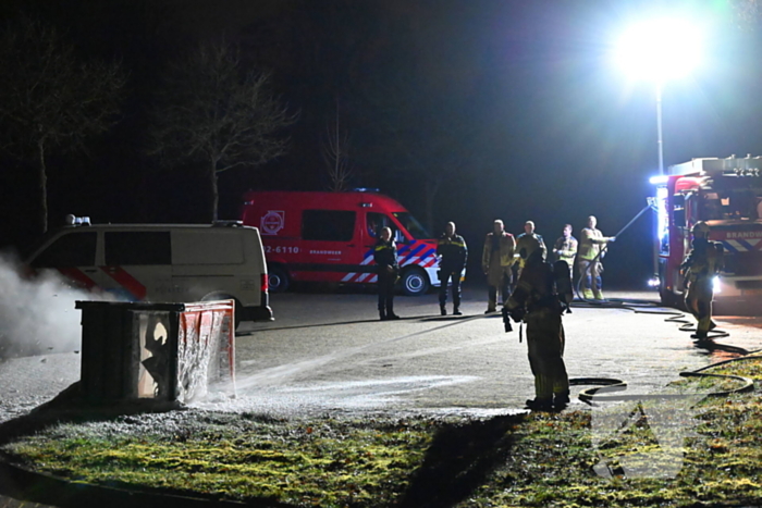 Brandweer blust brandende dixi