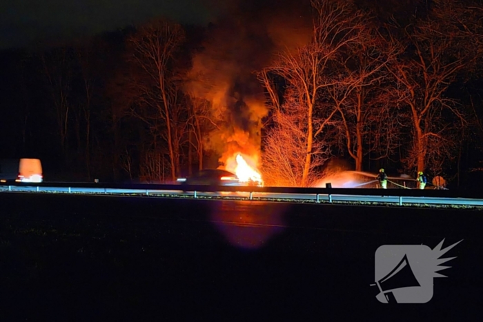 Personenauto volledig verwoest door brand