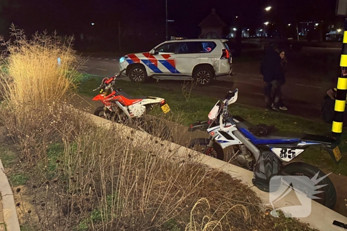 Twee brommerrijders gewond bij aanrijding voor zebrapad