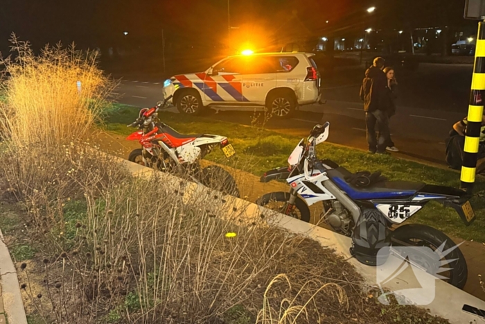 Twee brommerrijders gewond bij aanrijding voor zebrapad