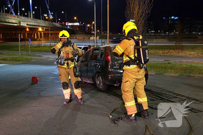 Voertuig vat vlam op voertuig van berger