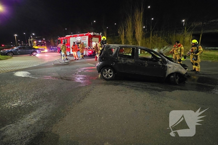 Voertuig vat vlam op voertuig van berger