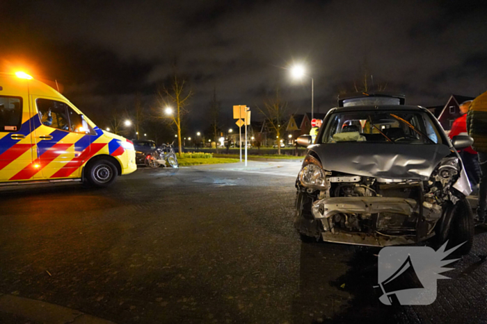 Auto's zwaar beschadigd na botsing op kruising