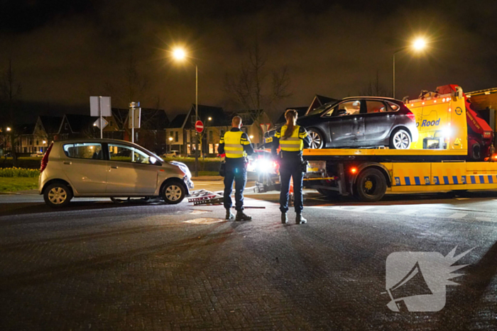 Auto's zwaar beschadigd na botsing op kruising