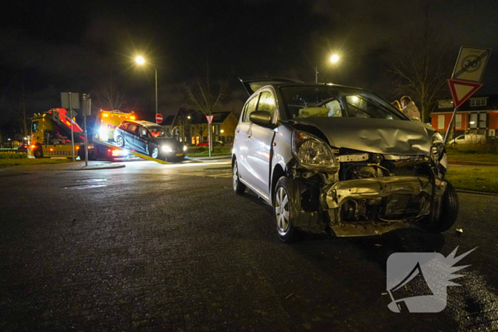 Auto's zwaar beschadigd na botsing op kruising