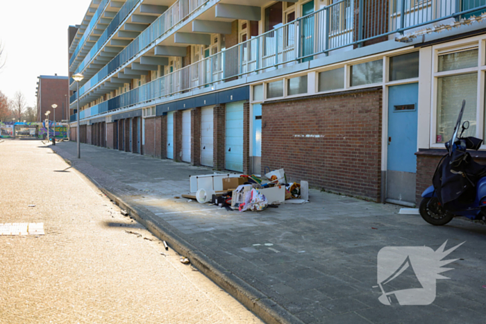 Huisraad op straat gegooid, twee agenten gewond
