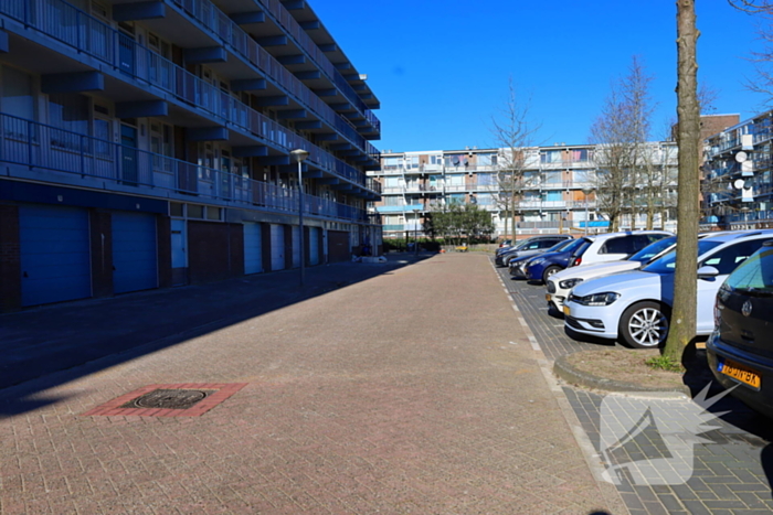 Huisraad op straat gegooid, twee agenten gewond