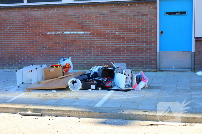 Huisraad op straat gegooid, twee agenten gewond