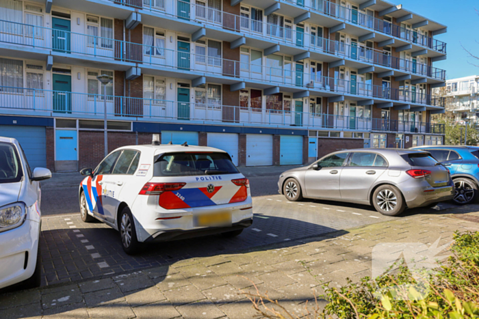 Huisraad op straat gegooid, twee agenten gewond