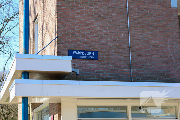 Huisraad op straat gegooid, twee agenten gewond