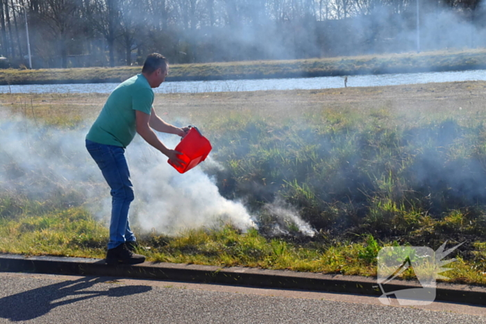 Omstanders blussen bermbrand