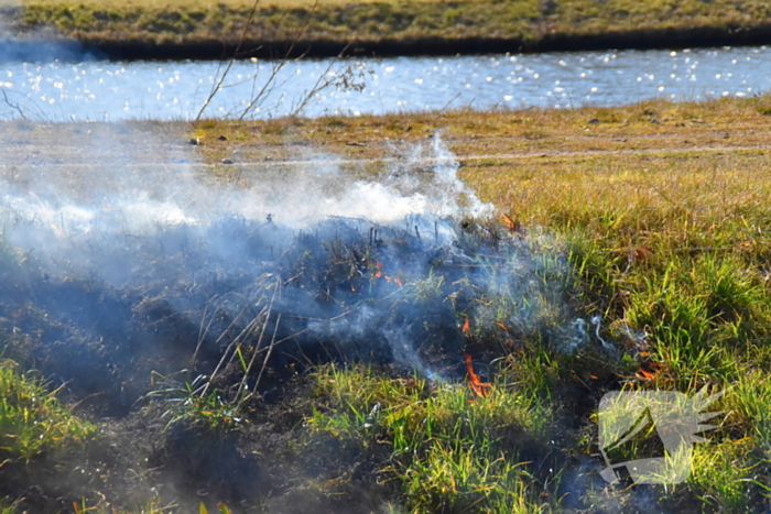 Omstanders blussen bermbrand