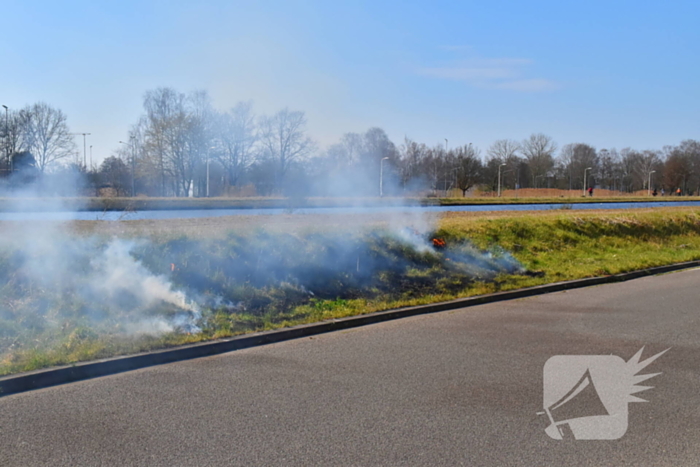 Omstanders blussen bermbrand