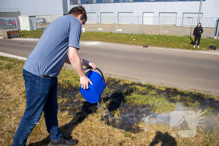 Omstanders blussen bermbrand