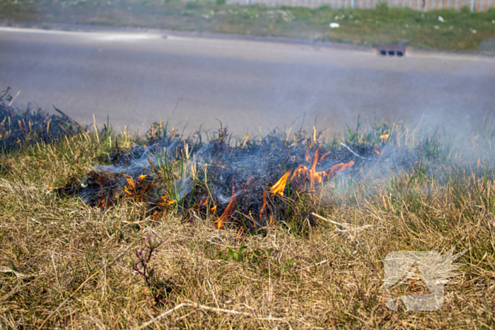 Omstanders blussen bermbrand