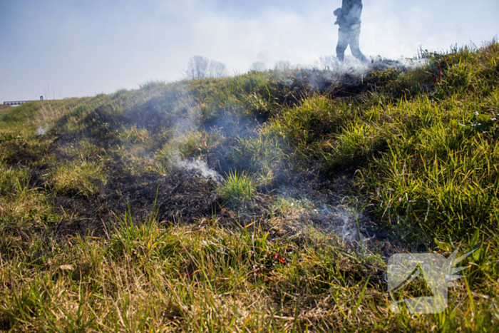 Omstanders blussen bermbrand