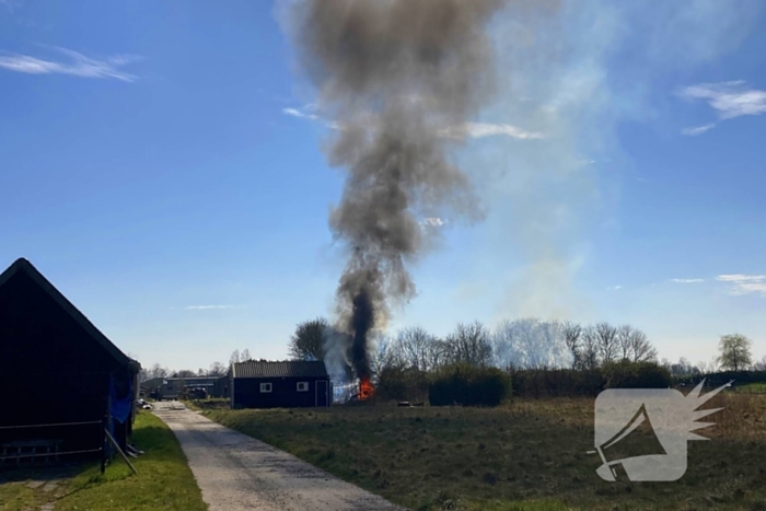 Brandweer blust uitslaande brand in schuur