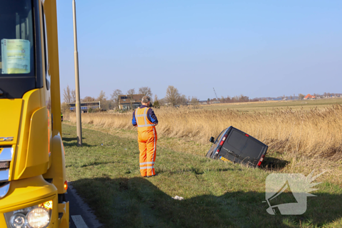 Bestelbus raakt van de weg en belandt in sloot