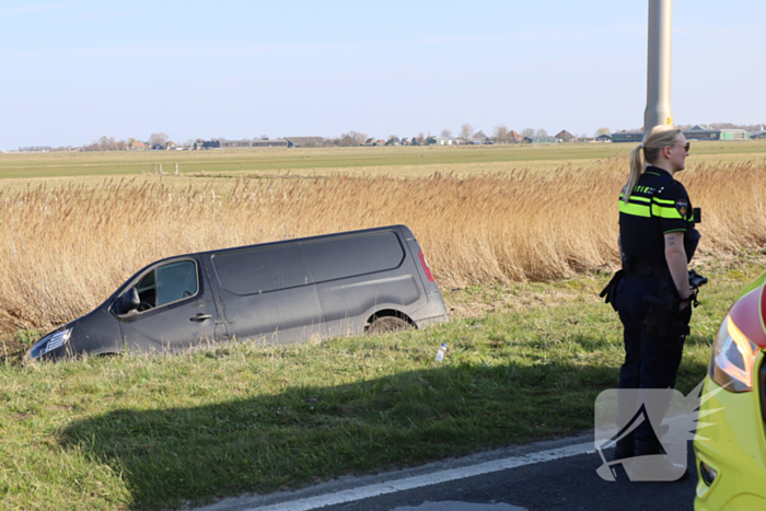 Bestelbus raakt van de weg en belandt in sloot