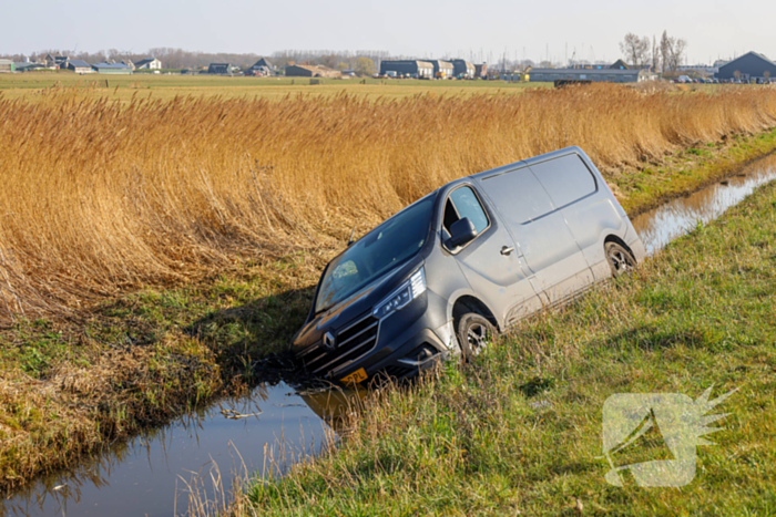 Bestelbus raakt van de weg en belandt in sloot