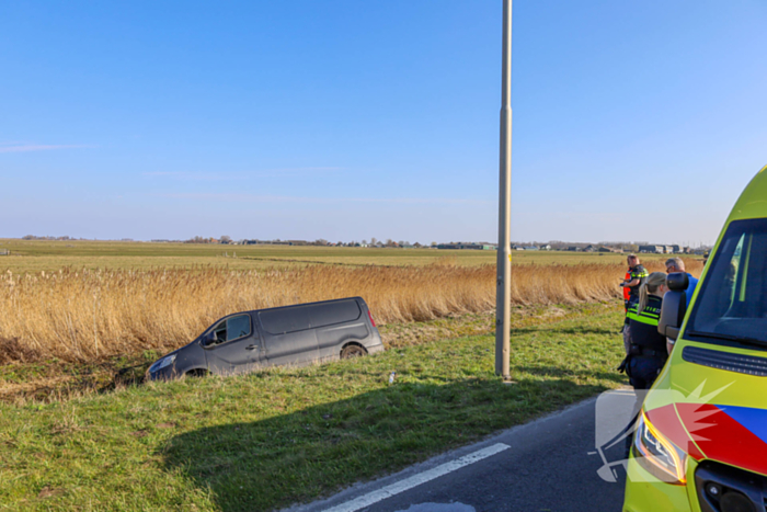 Bestelbus raakt van de weg en belandt in sloot