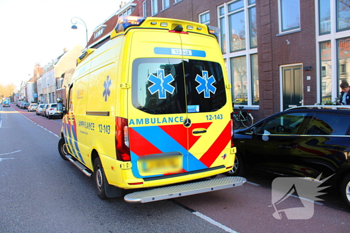 Bestelbus en personenauto met elkaar in botsing