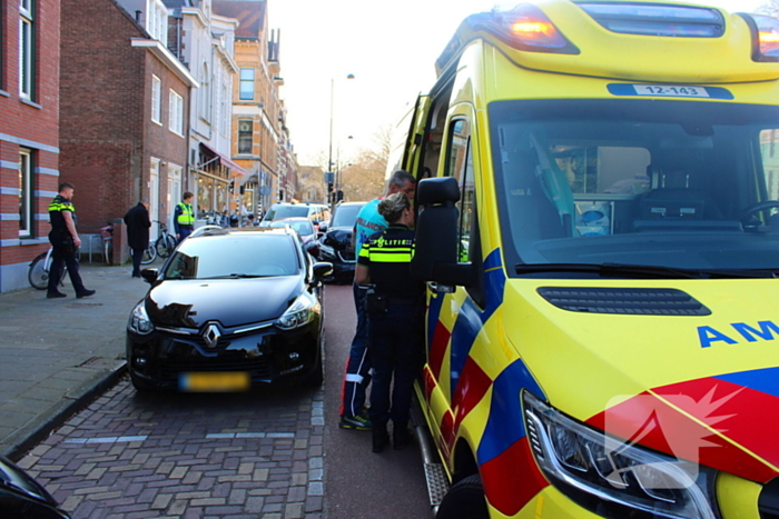 Bestelbus en personenauto met elkaar in botsing