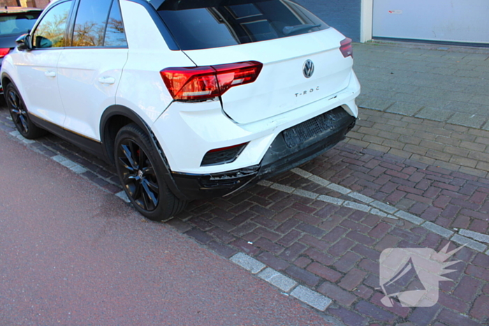 Bestelbus en personenauto met elkaar in botsing