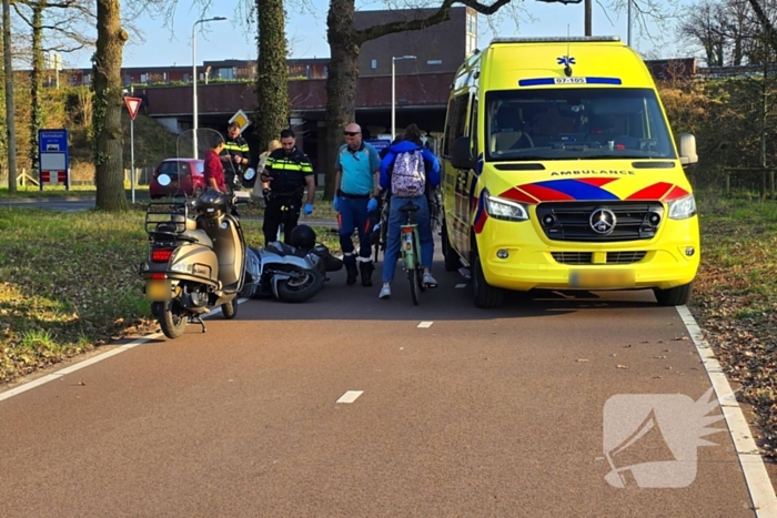 Scooterrijder en fietser botsen op fietspad