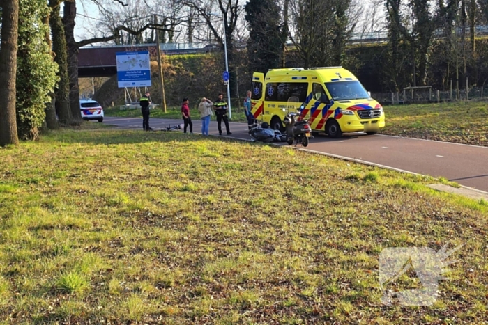 Scooterrijder en fietser botsen op fietspad