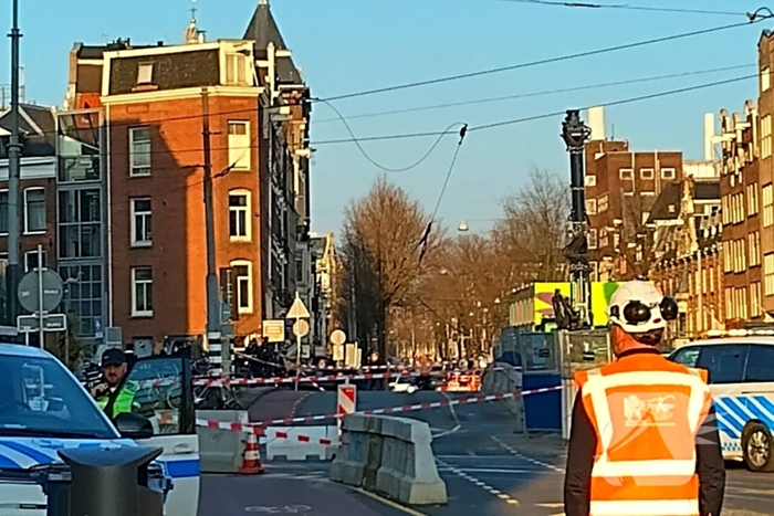 Vrachtwagen trekt bovenleiding van tram kapot