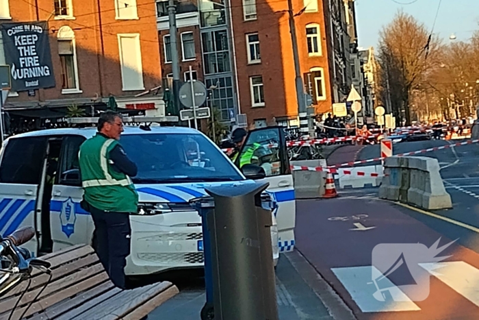 Vrachtwagen trekt bovenleiding van tram kapot