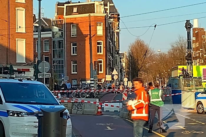 Vrachtwagen trekt bovenleiding van tram kapot