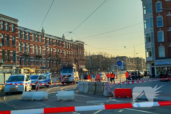 Vrachtwagen trekt bovenleiding van tram kapot