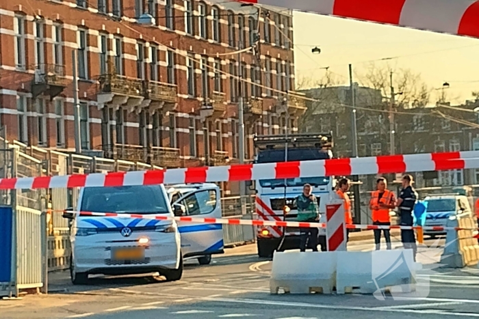 Vrachtwagen trekt bovenleiding van tram kapot