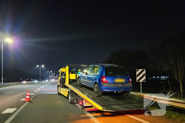 Bestuurder ramt vangrail