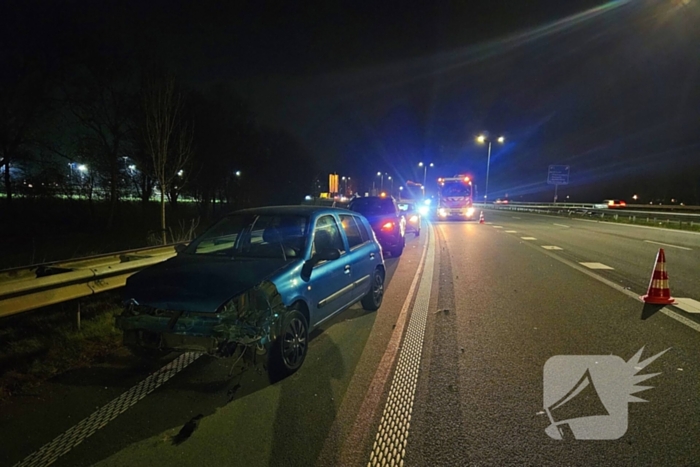 Bestuurder ramt vangrail