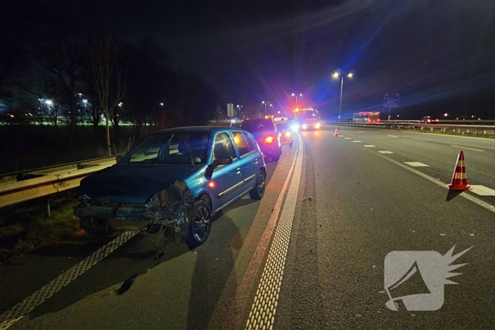 Bestuurder ramt vangrail