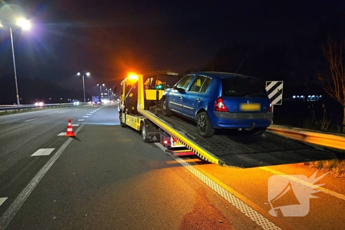 Bestuurder ramt vangrail