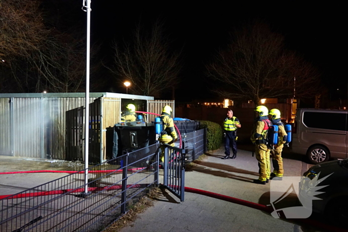 Brand in containers in fietsenstalling school