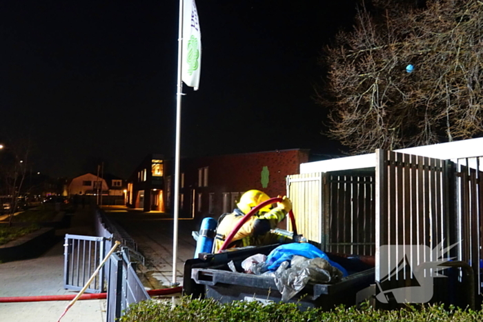 Brand in containers in fietsenstalling school