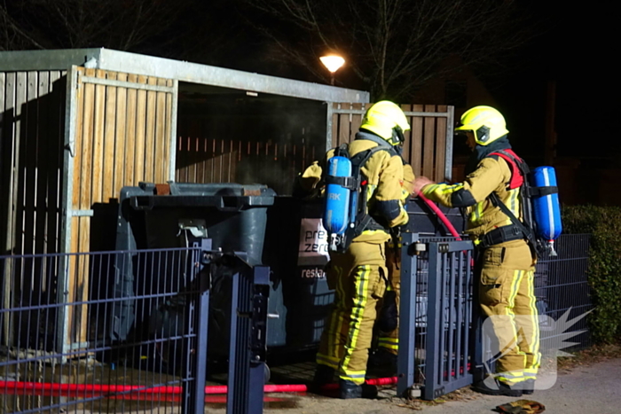 Brand in containers in fietsenstalling school