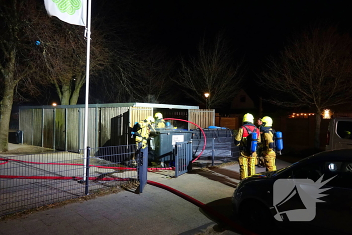 Brand in containers in fietsenstalling school