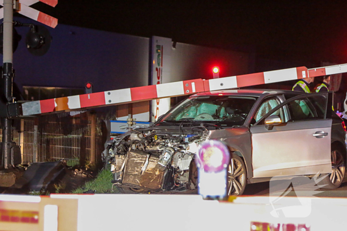 Auto zwaar beschadigd bij aanrijding met trein