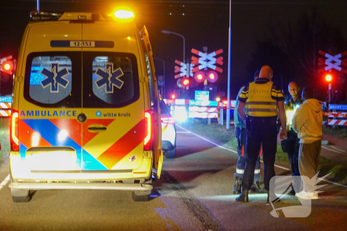 Auto zwaar beschadigd bij aanrijding met trein
