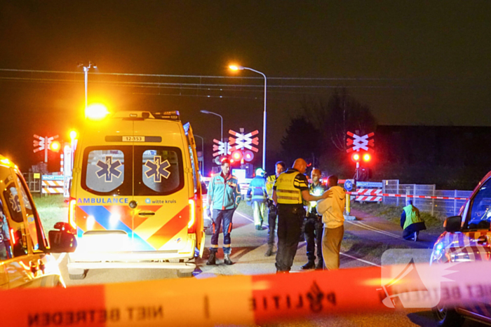 Auto zwaar beschadigd bij aanrijding met trein