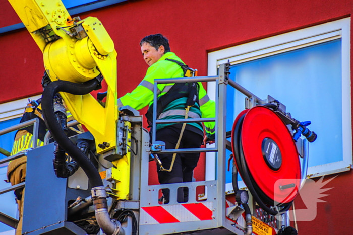 Duif gered uit benarde positie achter glazen balustrade