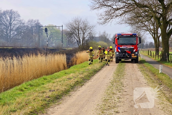 Bermbrand breid zich tientallen meters uit