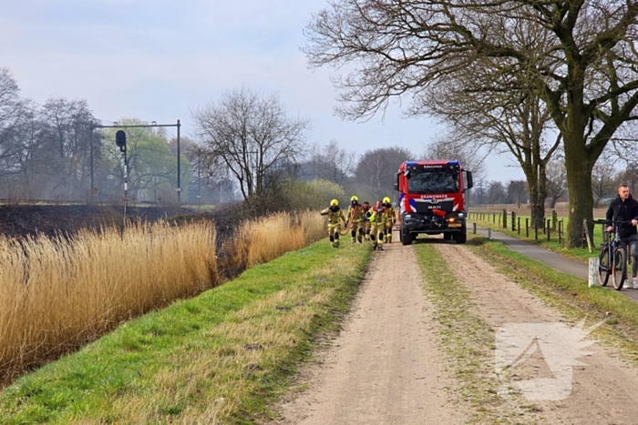 Bermbrand breid zich tientallen meters uit